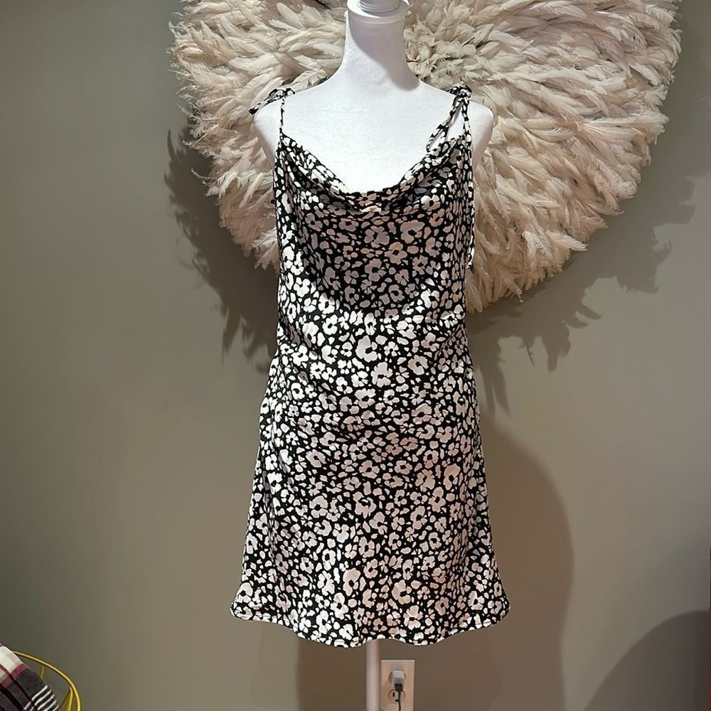 Le Lis Monochrome Floral Mini Dress